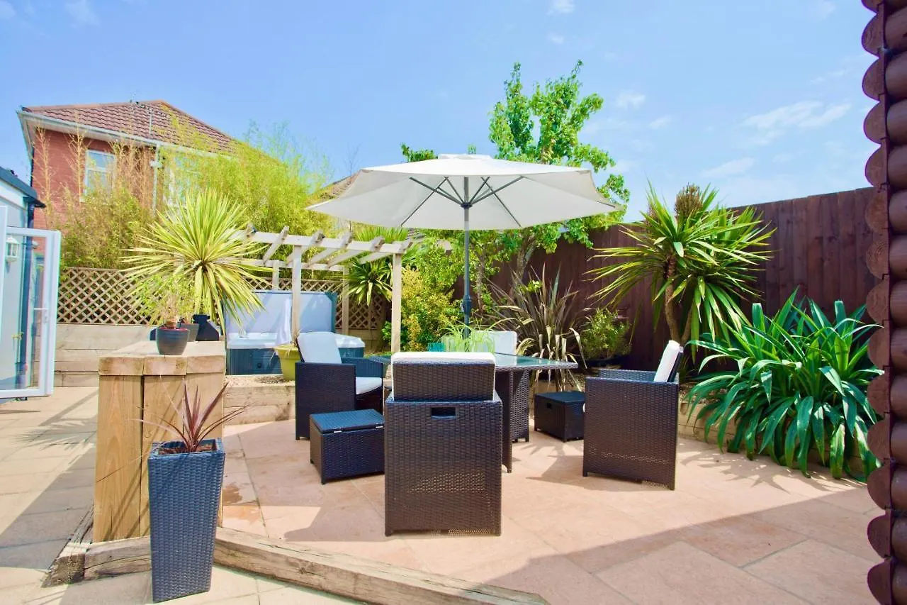 Luxury Home - Hot Tub - Pool Table - Gym - Sauna - Cinema Room - Free Parking - Close To Beach Bournemouth Holiday home