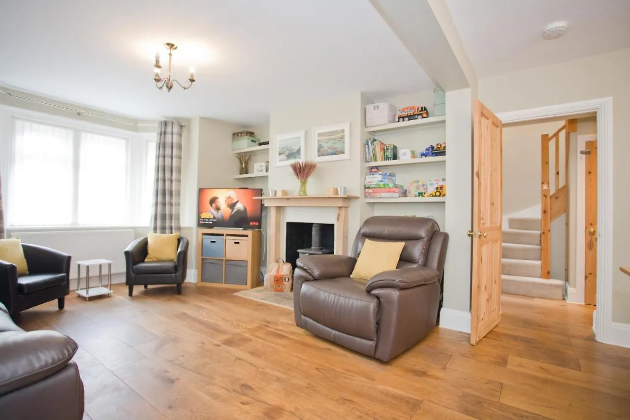 Holiday home Luxury Home - Hot Tub - Pool Table - Gym - Sauna - Cinema Room - Free Parking - Close To Beach Bournemouth