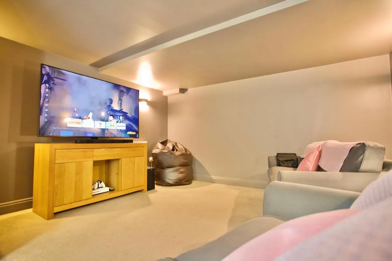 Luxury Home - Hot Tub - Pool Table - Gym - Sauna - Cinema Room - Free Parking - Close To Beach Bournemouth 0*,  United Kingdom
