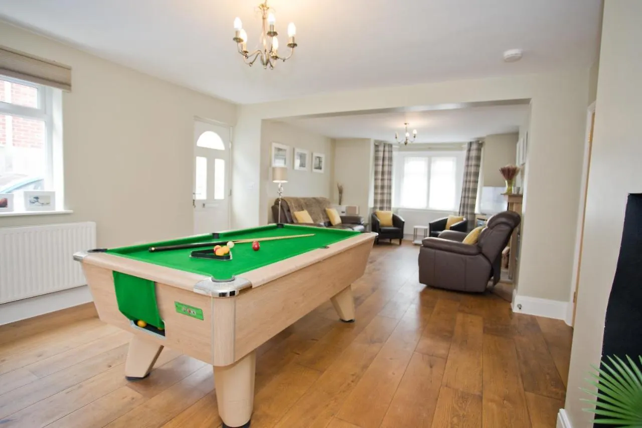 Luxury Home - Hot Tub - Pool Table - Gym - Sauna - Cinema Room - Free Parking - Close To Beach Bournemouth Holiday home