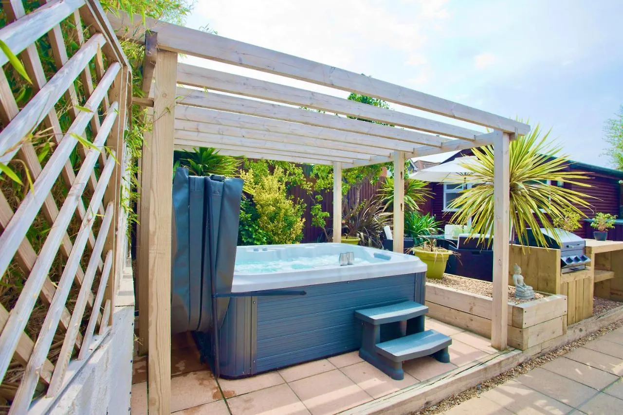 Luxury Home - Hot Tub - Pool Table - Gym - Sauna - Cinema Room - Free Parking - Close To Beach Bournemouth 0*,  United Kingdom