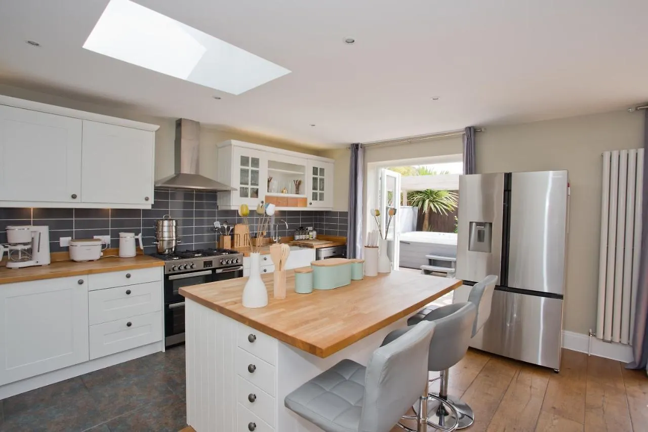 Holiday home Luxury Home - Hot Tub - Pool Table - Gym - Sauna - Cinema Room - Free Parking - Close To Beach Bournemouth