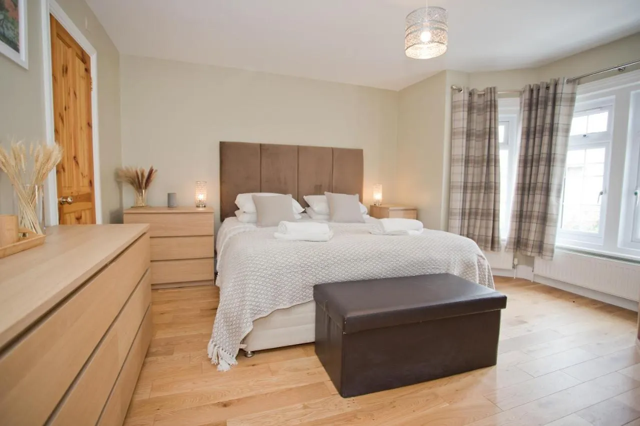 Holiday home Luxury Home - Hot Tub - Pool Table - Gym - Sauna - Cinema Room - Free Parking - Close To Beach Bournemouth