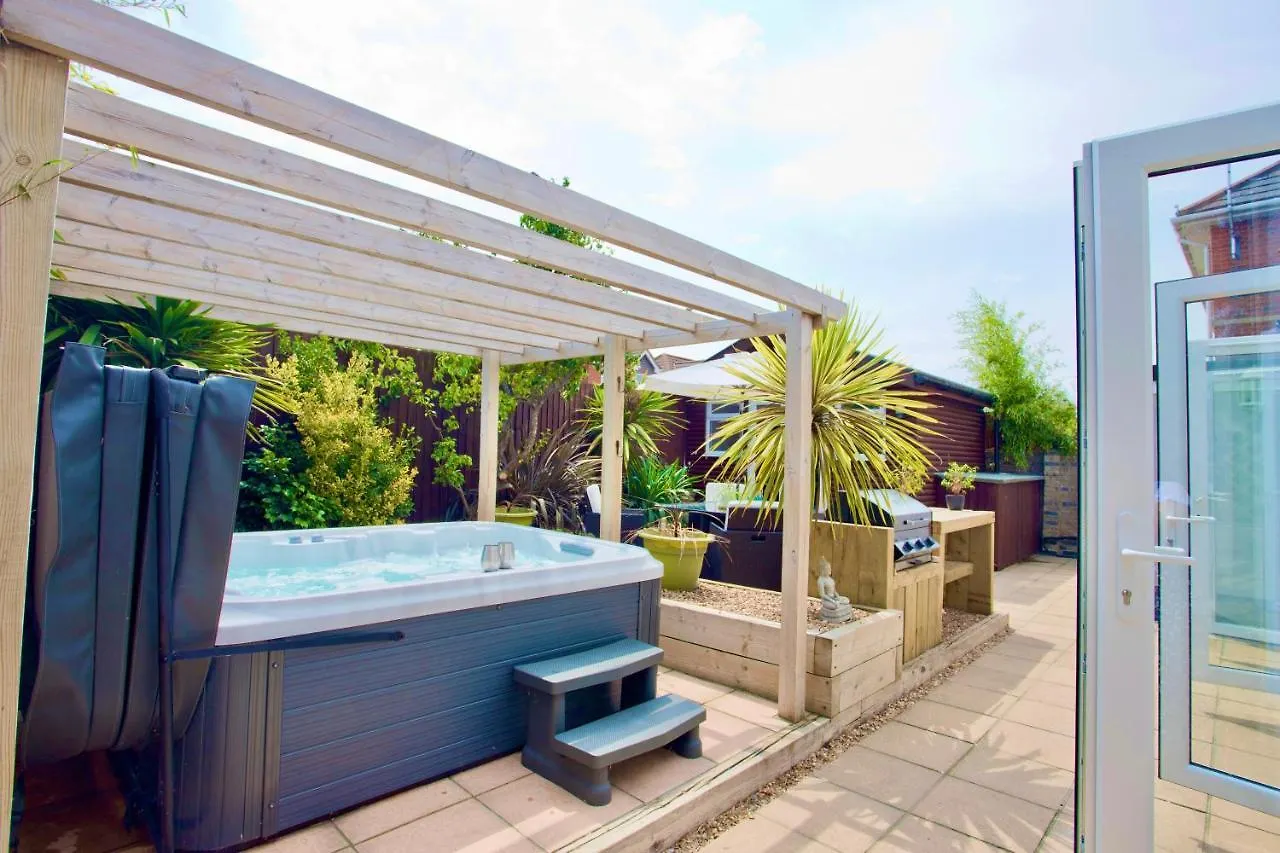 Luxury Home - Hot Tub - Pool Table - Gym - Sauna - Cinema Room - Free Parking - Close To Beach Bournemouth Holiday home