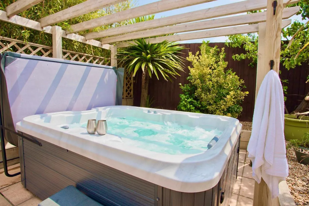 Luxury Home - Hot Tub - Pool Table - Gym - Sauna - Cinema Room - Free Parking - Close To Beach Bournemouth Holiday home
